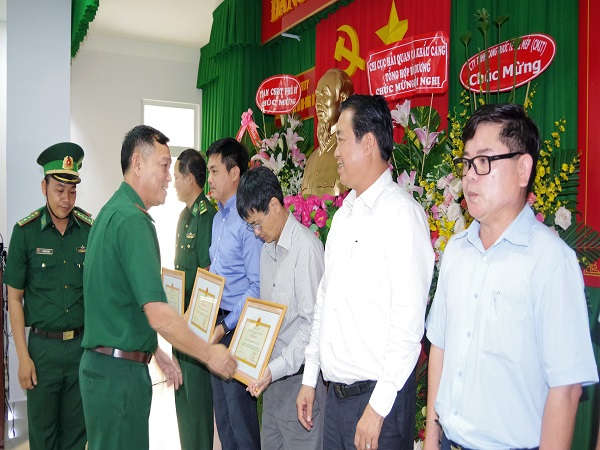 trao tặng giấy khen cho Các tập thể, cá nhân trong công tác bảo vệ an ninh, an toàn cảng biển.