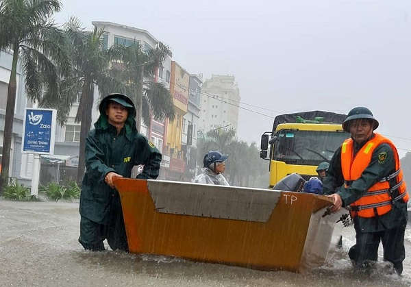 Lực lượng cứu hộ phải dùng xuồng di chuyển trên đường