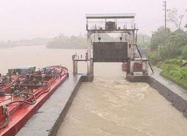 Các trạm bơm tiêu thoát nước tại TP Vinh hoạt động hết công suất từ 13h chiều ngày 15/10 nhưng do lượng mưa quá lớn nên công tác tiêu úng gặp rất nhiều khó khăn