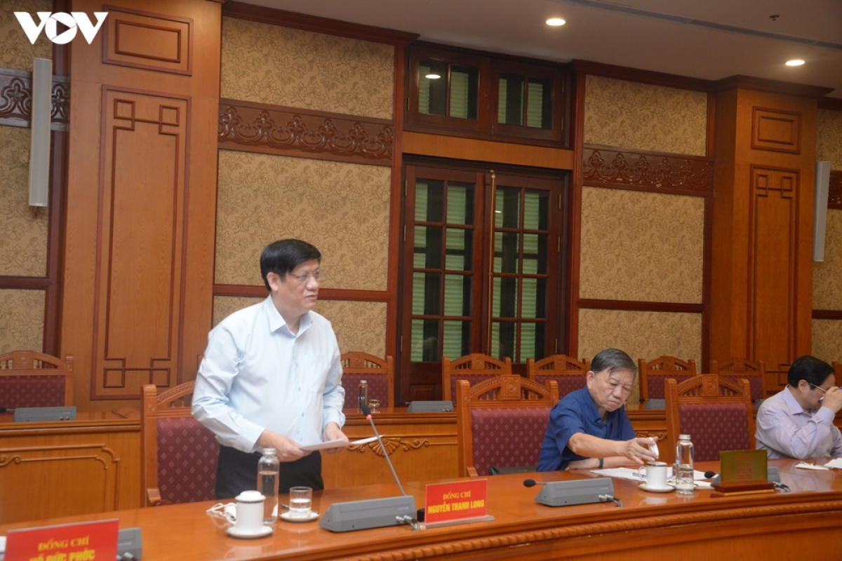 Bộ trưởng Bộ Y tế Nguyễn Thanh Long báo cáo tại buổi làm việc
