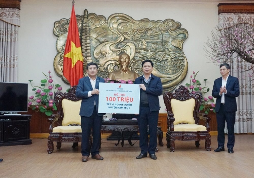 petrovietnam-trao-600-trieu-dong-ung-ho-chuong-trinh-tet-vi-nguoi-ngheo-cua-tinh-nam-dinh_1.jpg