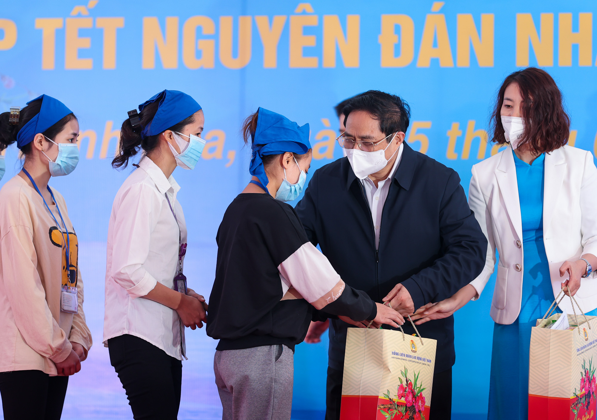 Thủ tướng Phạm Minh Chính: Tổ chức Tết vui tươi, an toàn, lành mạnh, tiết kiệm và tình nghĩa cho nhân dân - Ảnh 7. Thủ tướng Phạm Minh Chính: Tổ chức Tết vui tươi, an toàn, lành mạnh, tiết kiệm và tình nghĩa cho nhân dân - Ảnh 7.