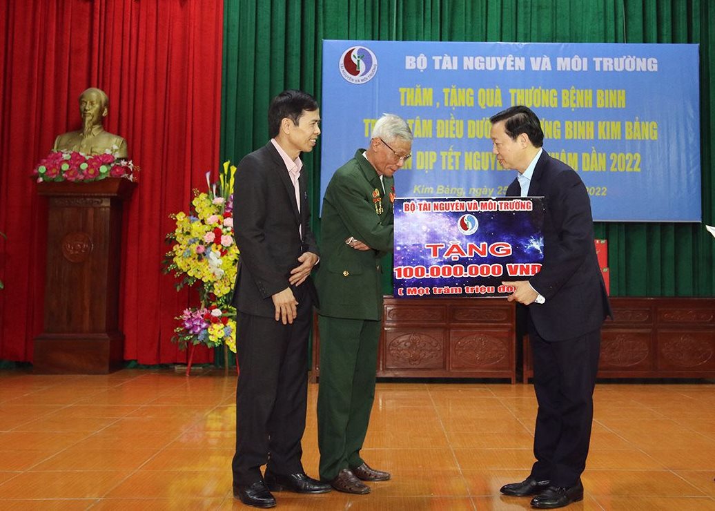 bt-tham-va-tang-qua-thuong-binh_1.jpg