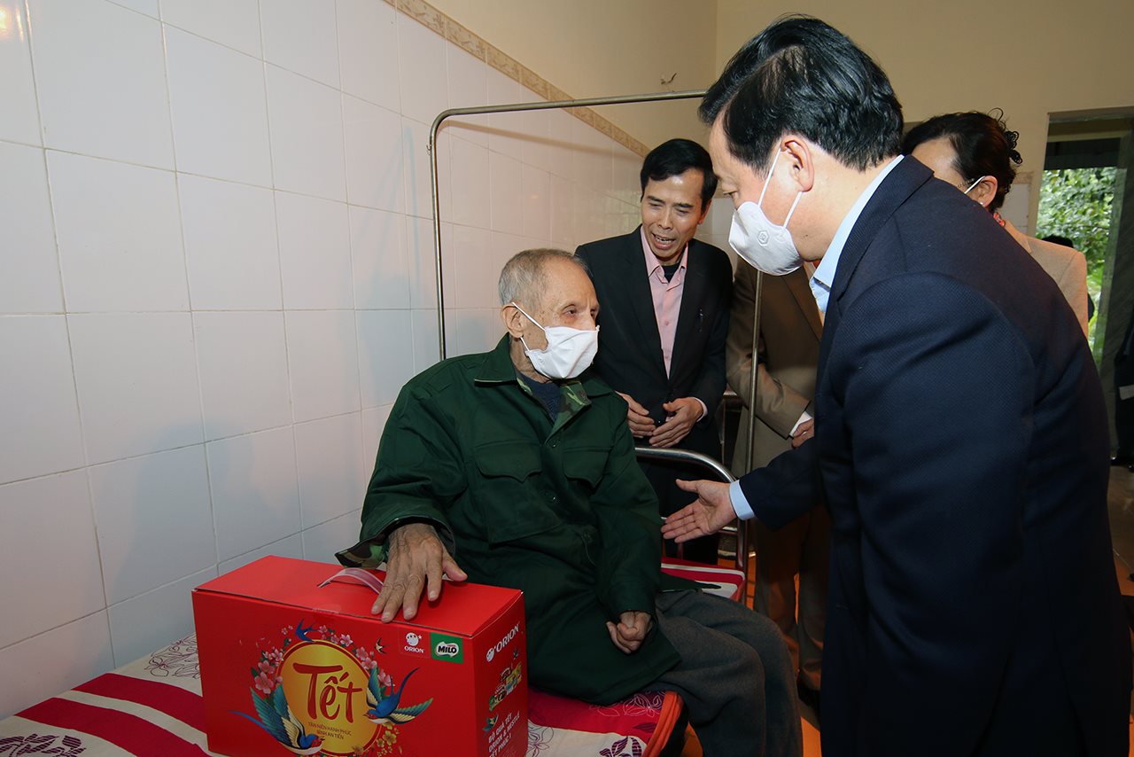 small_bt-tham-va-tang-qua-thuong-binh_10.jpg