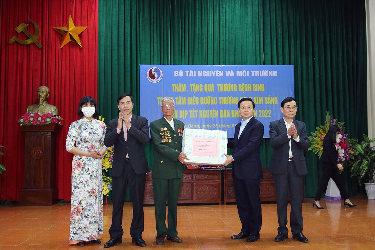 small_bt-tham-va-tang-qua-thuong-binh_3.jpg
