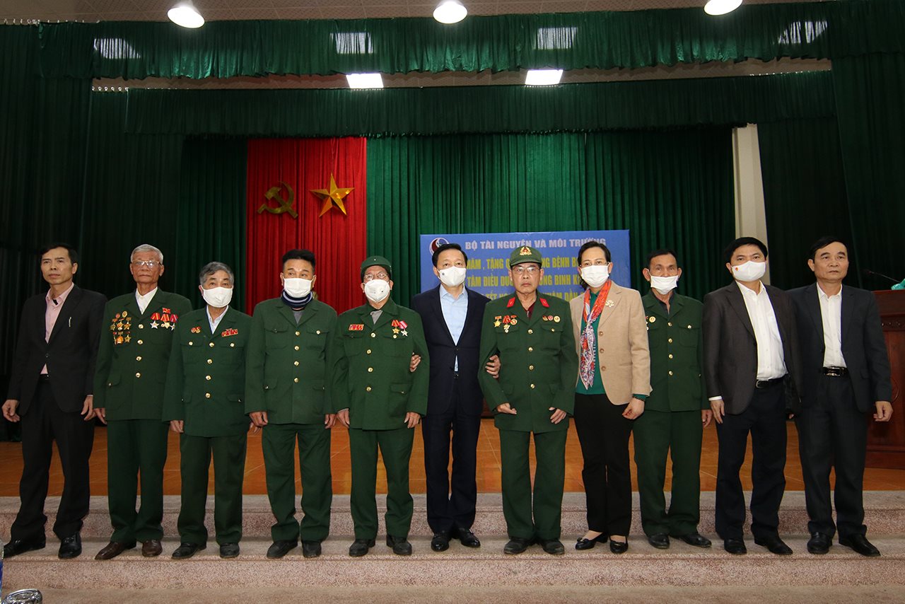 small_bt-tham-va-tang-qua-thuong-binh_6.jpg