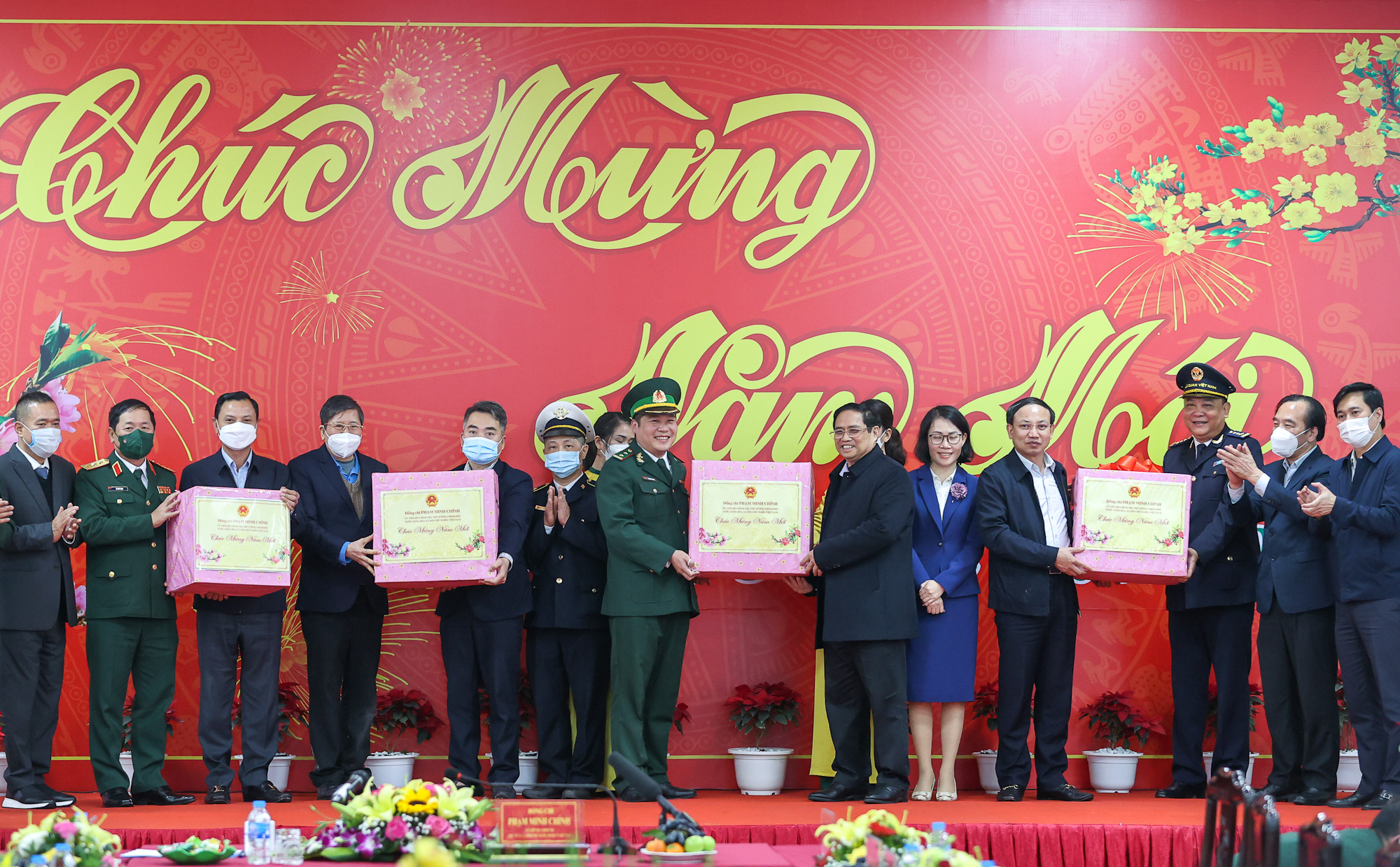 Thủ tướng dâng hương tưởng niệm các Anh hùng, liệt sĩ đã hy sinh trong cuộc chiến tranh bảo vệ biên giới - Ảnh 7. Thủ tướng dâng hương tưởng niệm các Anh hùng, liệt sĩ đã hy sinh trong cuộc chiến tranh bảo vệ biên giới - Ảnh 7.