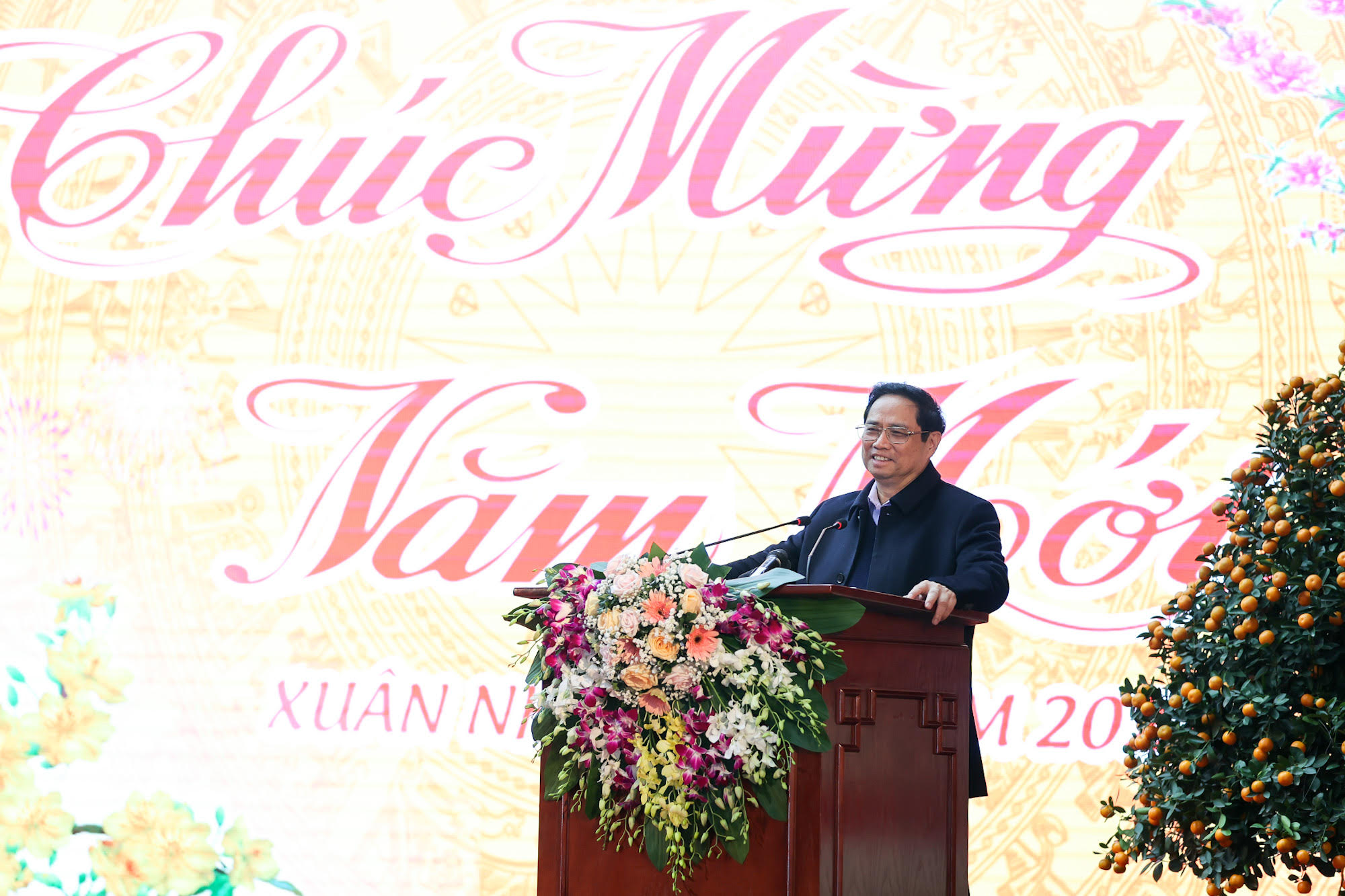 Thủ tướng dâng hương tưởng niệm các Anh hùng, liệt sĩ đã hy sinh trong cuộc chiến tranh bảo vệ biên giới - Ảnh 9. Thủ tướng dâng hương tưởng niệm các Anh hùng, liệt sĩ đã hy sinh trong cuộc chiến tranh bảo vệ biên giới - Ảnh 9.
