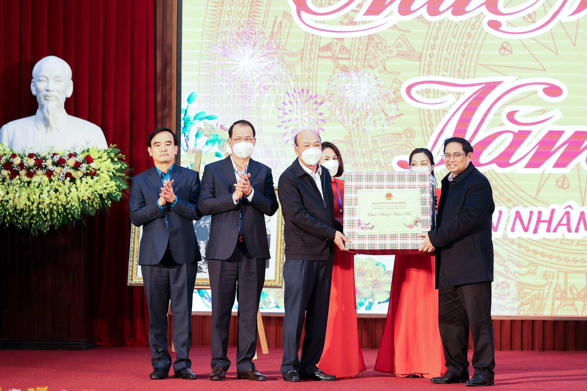 Thủ tướng dâng hương tưởng niệm các Anh hùng, liệt sĩ đã hy sinh trong cuộc chiến tranh bảo vệ biên giới - Ảnh 10. Thủ tướng dâng hương tưởng niệm các Anh hùng, liệt sĩ đã hy sinh trong cuộc chiến tranh bảo vệ biên giới - Ảnh 10.
