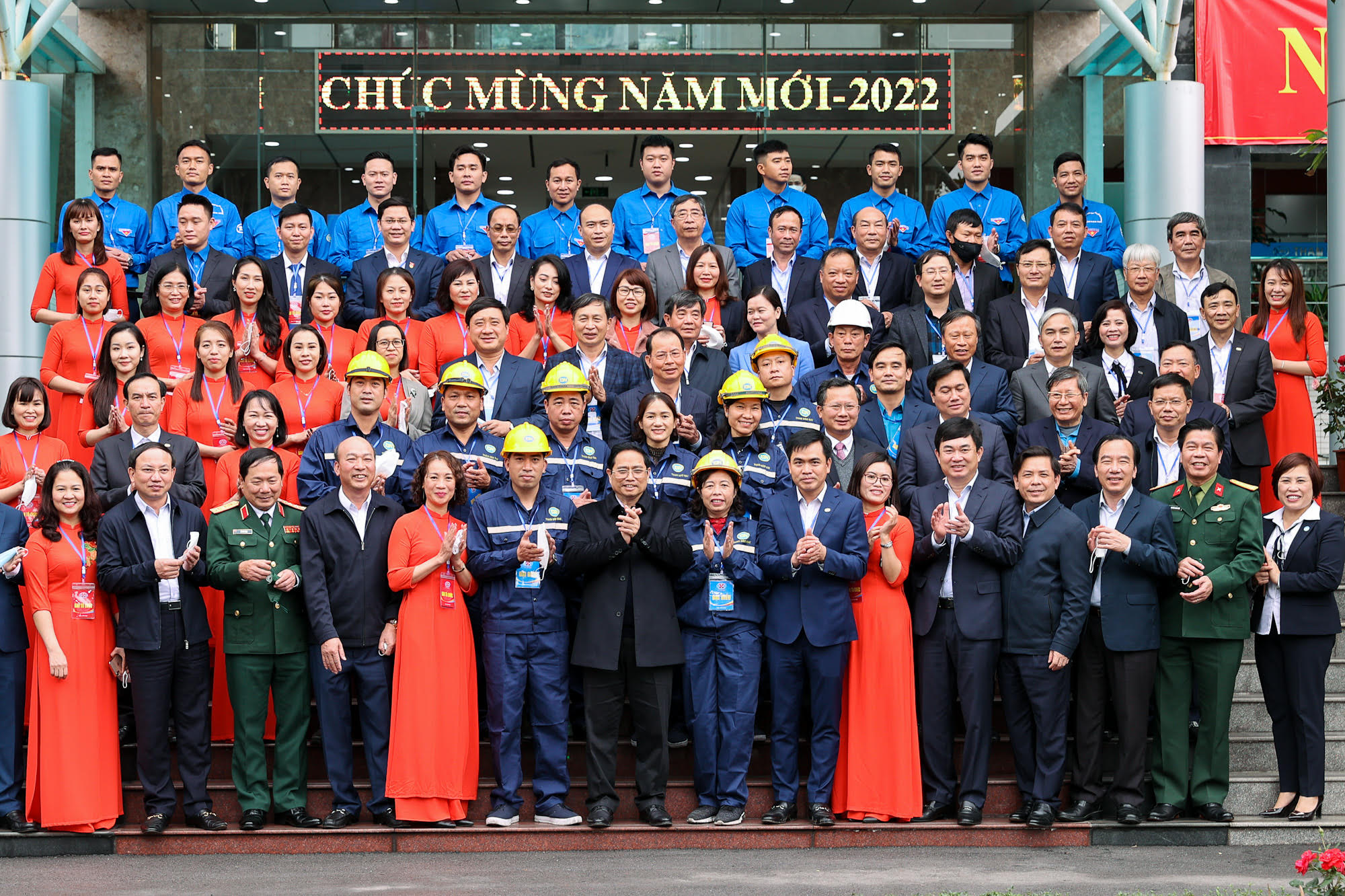 Thủ tướng dâng hương tưởng niệm các Anh hùng, liệt sĩ đã hy sinh trong cuộc chiến tranh bảo vệ biên giới - Ảnh 11. Thủ tướng dâng hương tưởng niệm các Anh hùng, liệt sĩ đã hy sinh trong cuộc chiến tranh bảo vệ biên giới - Ảnh 11.