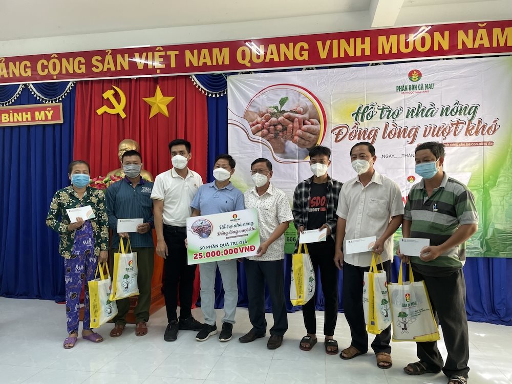 dai-dien-pbcm-cung-dai-ly-cap-1-tu-long-trao-qua-cho-nguoi-dan-gap-kho-khan-do-dich-benh-gia-nong-san-giam.jpg