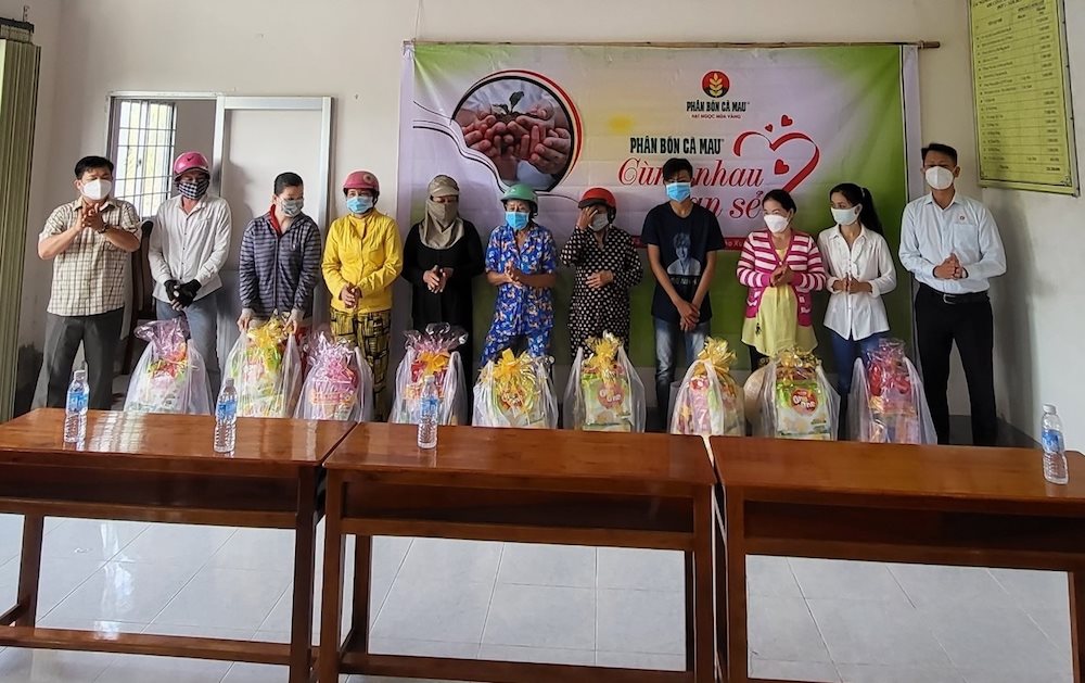 nguoi-dan-huyen-cai-nuoc-ca-mau-nhan-qua-tet-nham-dan-2022.jpg