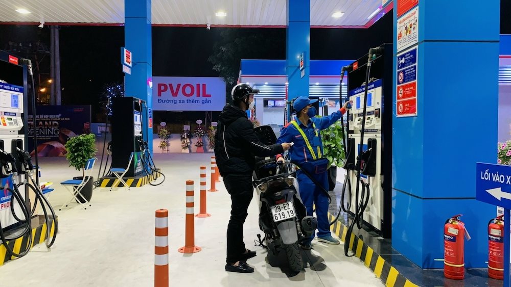 nhan-vien-chxd-pvoil-dang-phuc-vu-khach-hang.jpg