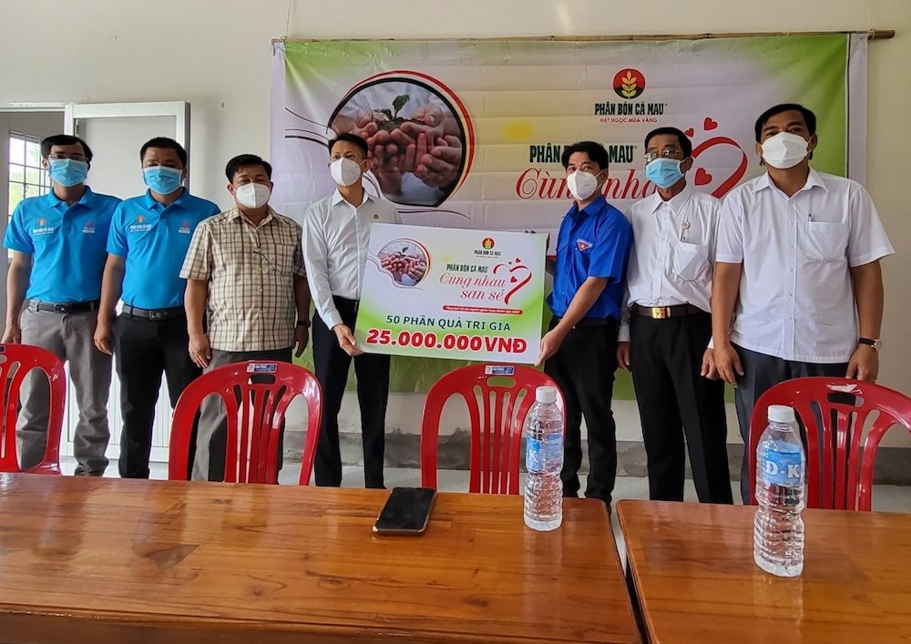 ong-tran-chi-nguyen-pho-tong-giam-doc-pvcfc-trao-qua-cho-nguoi-dan-ngheo-nhan-dip-tet-nham-dan-2022.jpg