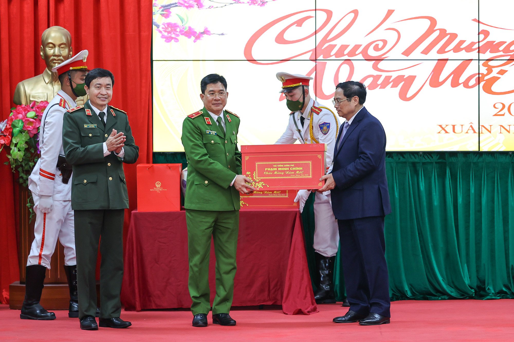 Luôn giữ thế chủ động trong phòng chống tội phạm và giúp đỡ nhân dân - Ảnh 4. Luôn giữ thế chủ động trong phòng chống tội phạm và giúp đỡ nhân dân - Ảnh 4.