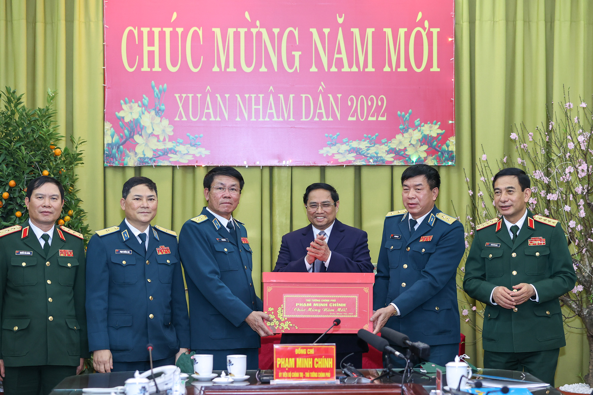 Thủ tướng chúc Tết quân dân Trường Sa, kiểm tra công tác sẵn sàng chiến đấu của Quân chủng Phòng không – Không quân - Ảnh 7. Thủ tướng chúc Tết quân dân Trường Sa, kiểm tra công tác sẵn sàng chiến đấu của Quân chủng Phòng không – Không quân - Ảnh 7.