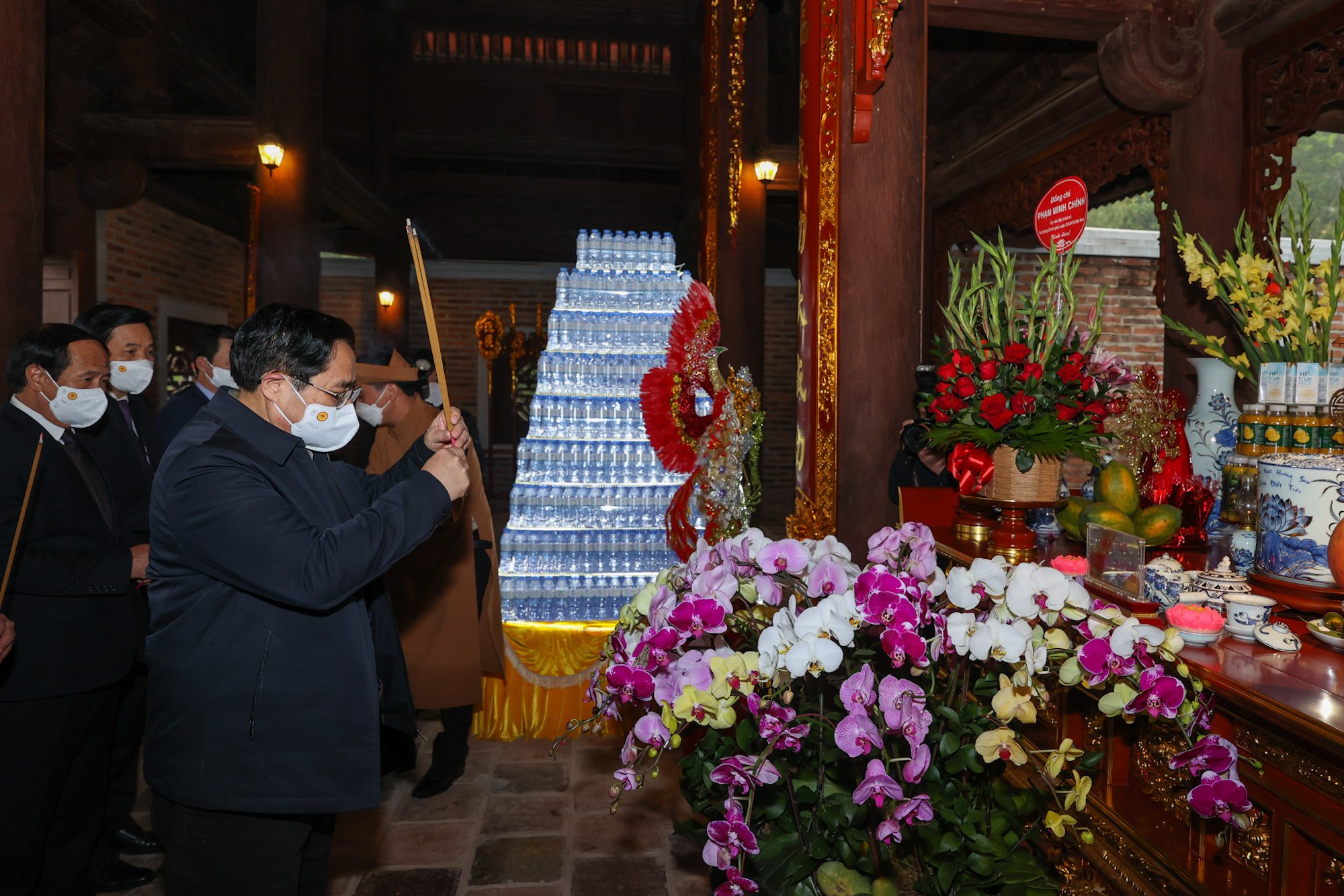 Thủ tướng dâng hương tưởng niệm Chủ tịch Hồ Chí Minh - Ảnh 3. Thủ tướng dâng hương tưởng niệm Chủ tịch Hồ Chí Minh - Ảnh 3.