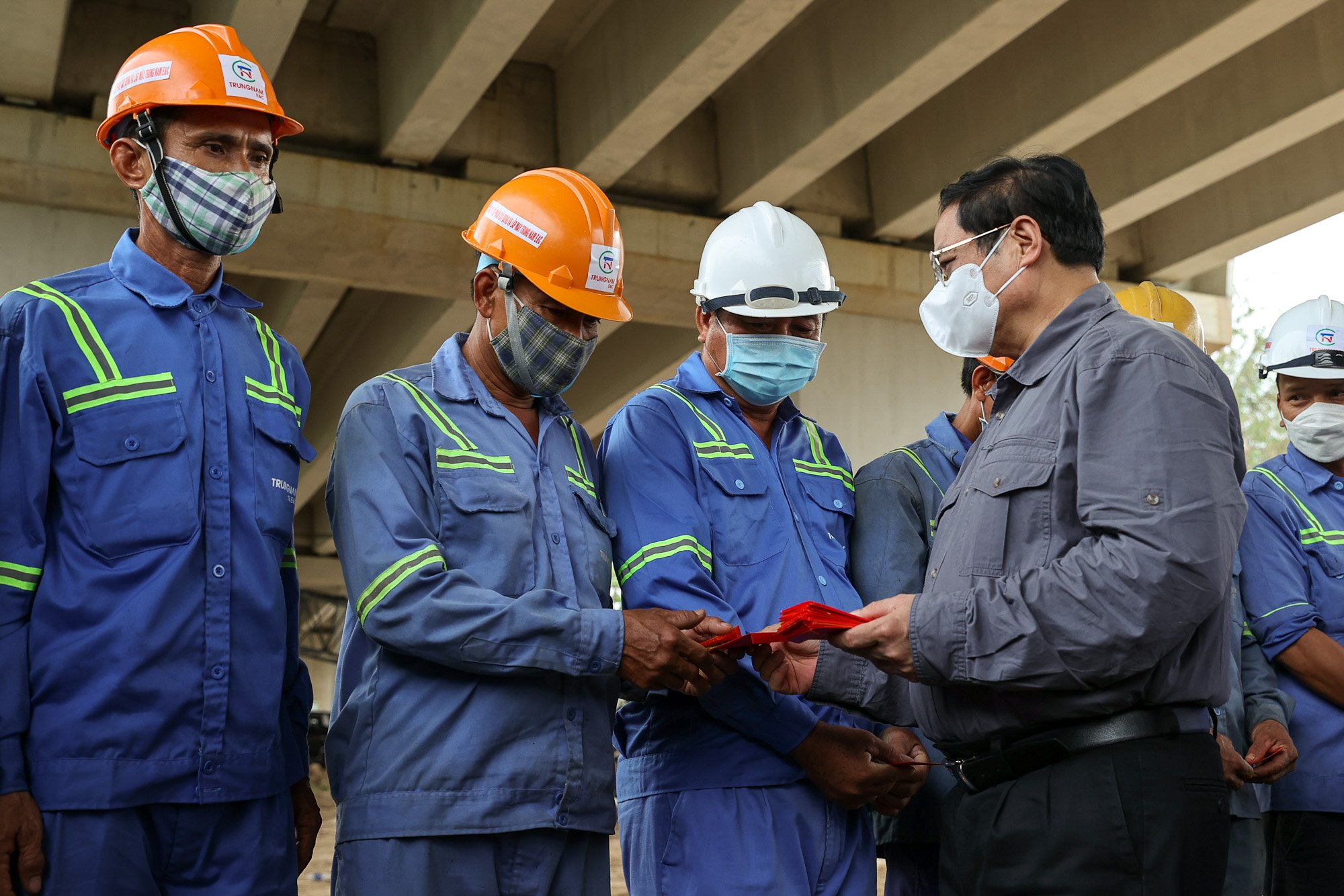 Thủ tướng kiểm tra, đôn đốc các dự án giao thông trọng điểm tại Đồng bằng sông Cửu Long - Ảnh 4. Thủ tướng kiểm tra, đôn đốc các dự án giao thông trọng điểm tại Đồng bằng sông Cửu Long - Ảnh 4.