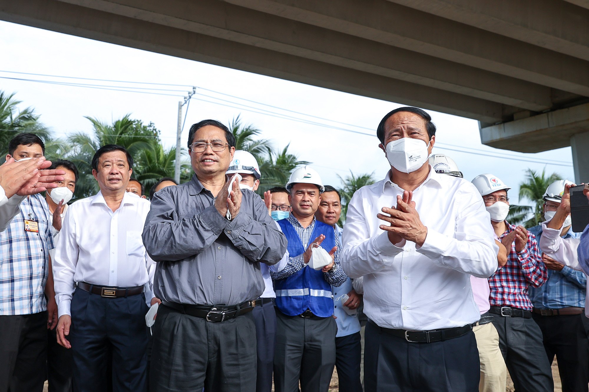 Thủ tướng kiểm tra, đôn đốc các dự án giao thông trọng điểm tại Đồng bằng sông Cửu Long - Ảnh 5. Thủ tướng kiểm tra, đôn đốc các dự án giao thông trọng điểm tại Đồng bằng sông Cửu Long - Ảnh 5.