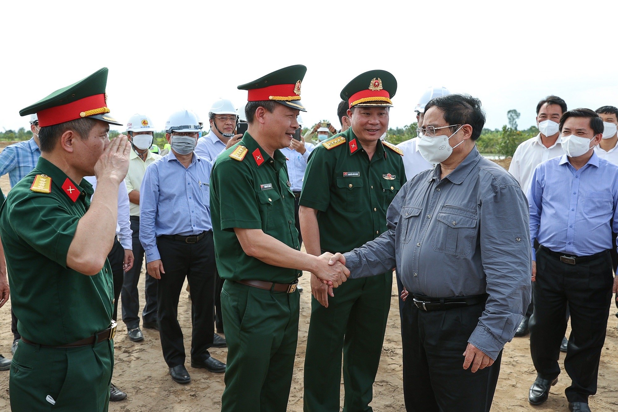 Thủ tướng kiểm tra, đôn đốc các dự án giao thông trọng điểm tại Đồng bằng sông Cửu Long - Ảnh 3. Thủ tướng kiểm tra, đôn đốc các dự án giao thông trọng điểm tại Đồng bằng sông Cửu Long - Ảnh 3.