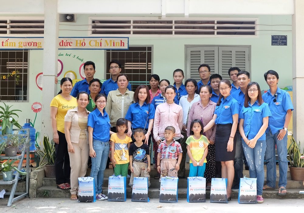 pvc3.-dtn-tham-va-tang-qua-cho-cac-gia-dinh-kho-khan.jpg