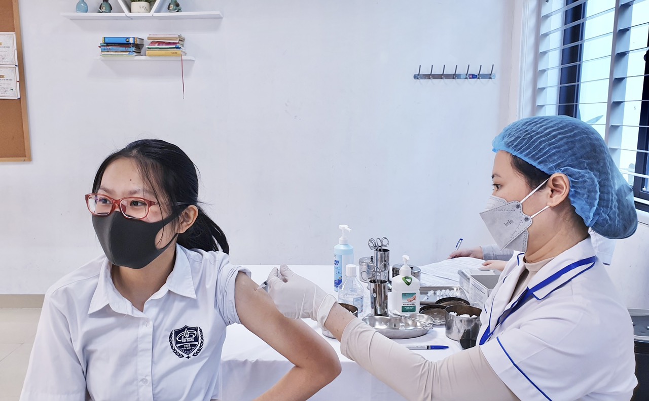 Thủ tướng chỉ đạo khẩn về tiêm vaccine và đẩy mạnh phòng, chống COVID-19 - Ảnh 1. Thủ tướng chỉ đạo khẩn về tiêm vaccine và đẩy mạnh phòng, chống COVID-19 - Ảnh 1.