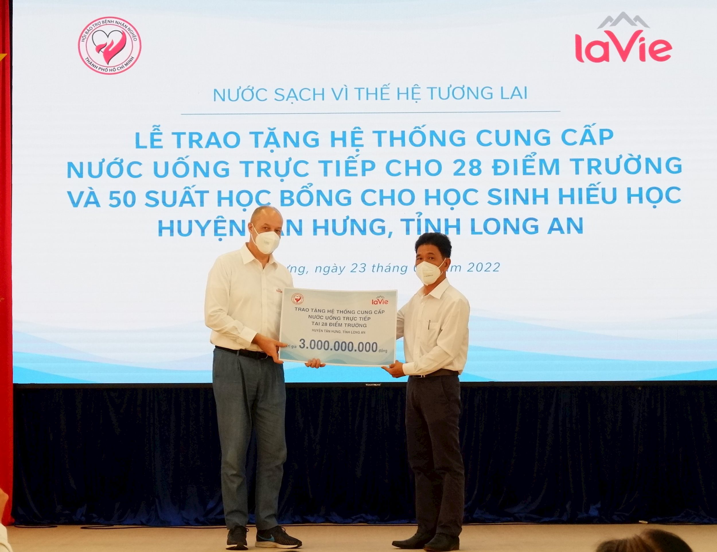 hinh-4_ong-fausto-tazzi-tai-buoi-le-trao-tang-2-.jpg