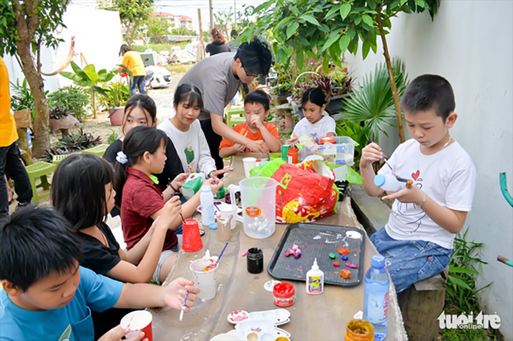 thanh-vien-tram-eco-huong-dan-nguoi-trai-nghiem-tai-che-do-vat.-anh-thuc-quyen.png