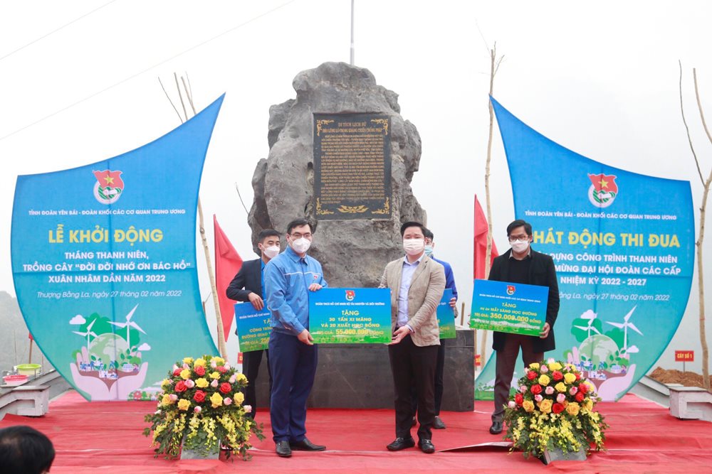 doan-thanh-nien-bo-tn-mt-tang-30-tan-xi-mang-va-20-suat-hoc-bong-tai-yen-bai..jpg