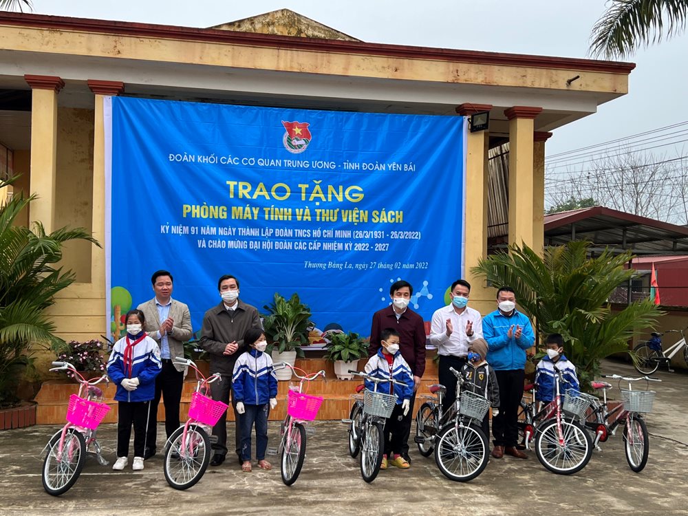 trao-tang-xe-dap-cho-cac-em-hoc-sinh-tieu-hoc-va-thcs-tai-van-chan-yen-bai..jpg