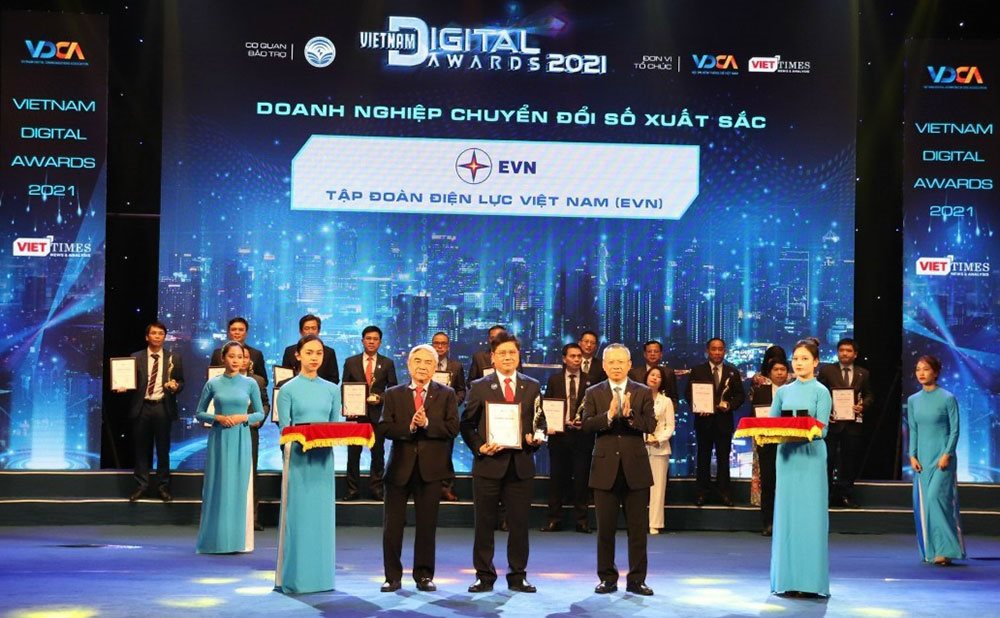 evn-nhan-giai-thuong-doanh-nghiep-chuyen-doi-so-xuat-sac-viet-nam-nam-2021.jpg