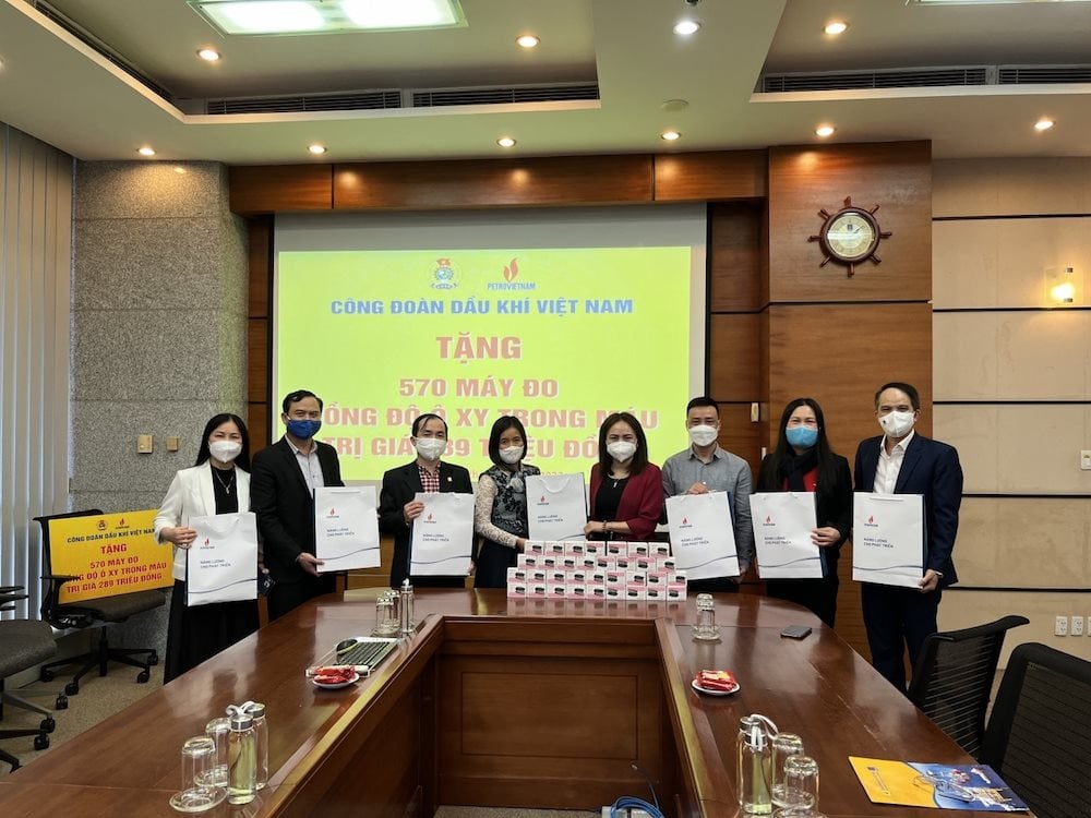 dai-dien-cac-to-cong-doan-nhan-may-do-spo2.jpg