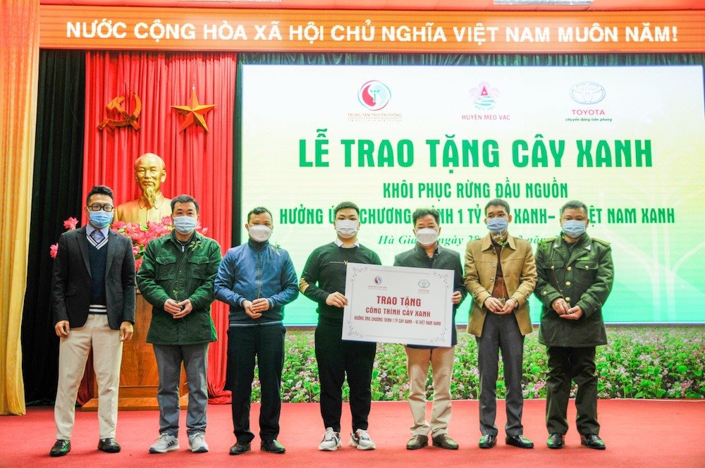 le-trao-tang-cay-xanh-khoi-phuc-rung-dau-nguon-huong-ung-chuong-trinh-1-ty-cay-xanh-vi-viet-nam-xanh.jpg