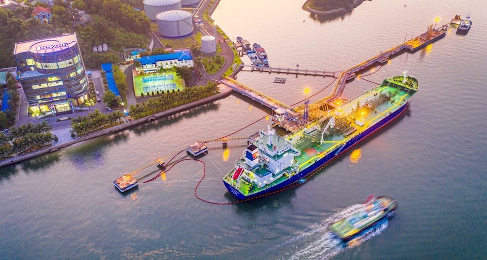 he-thong-phao-quay-dau-thuong-truc-tai-cau-tau-40.000-dwt-duoc-dua-vao-su-dung-thang-9-2019-anh-cong-ty-xang-dau-b12-.jpg