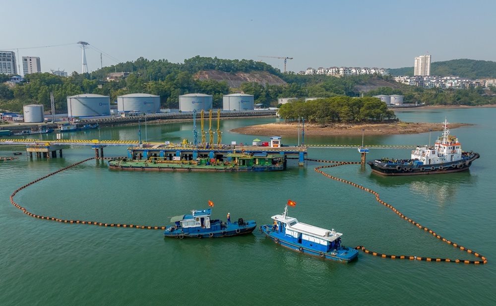 trien-khai-keo-phao-quay-dau-thuong-truc-tai-cau-tau-5.000-dwt-anh-cong-ty-xang-dau-b12-.jpg