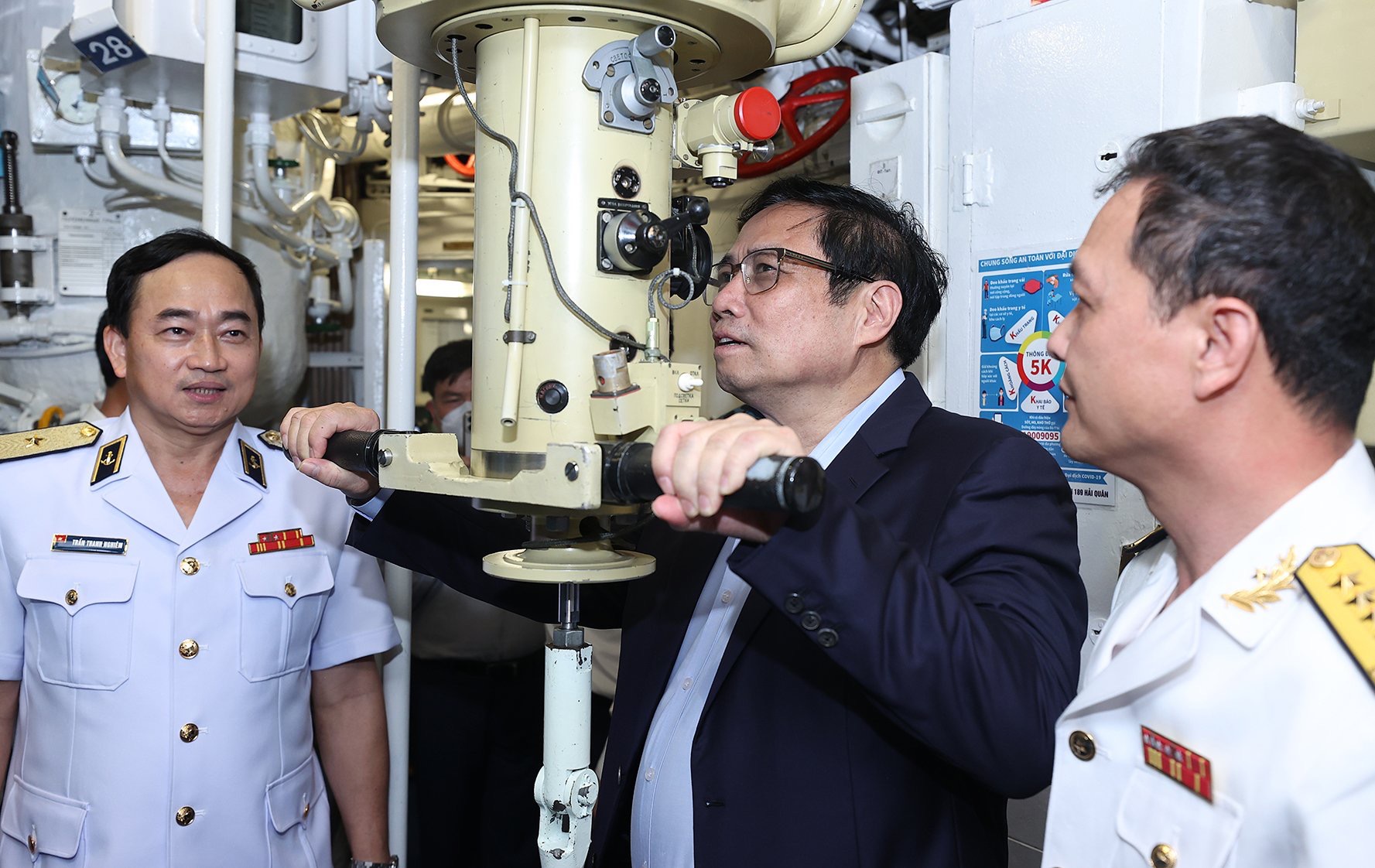 Thủ tướng dâng hương tưởng niệm chiến sĩ Gạc Ma, thăm Lữ đoàn Tàu ngầm và Vùng 4 Hải quân - Ảnh 5.