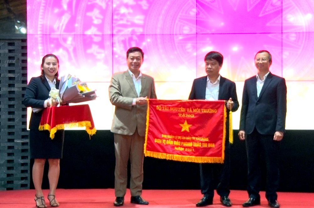 anh-trao-co-thi-dua-cho-ban-quan-ly-.jpg