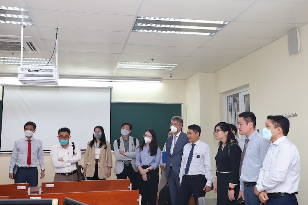doan-dai-bieu-vietse-tham-quan-truong-dai-hoc-dau-khi-viet-nam.jpg