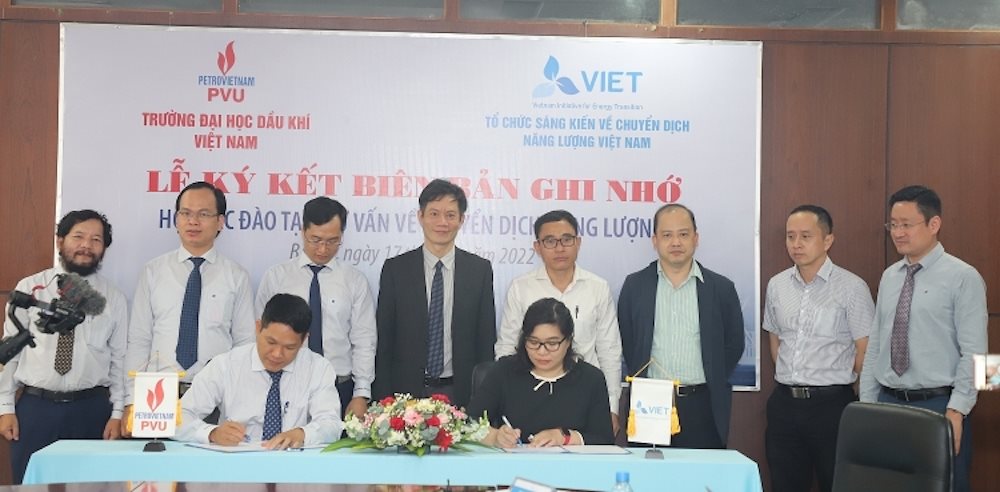 ts.-phan-minh-quoc-binh-hieu-truong-pvu-va-giam-doc-dieu-hanh-vietse-ngo-thi-to-nhien-ky-ket-bien-ban-ghi-nho.jpg