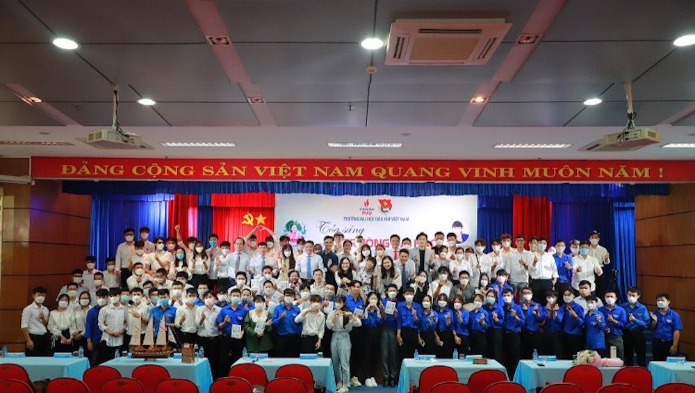 nhom-tac-gia-22toa-sang-o-truong-dai-hoc-22-chup-hinh-luu-niem-cung-thay-tro-pvu.jpg