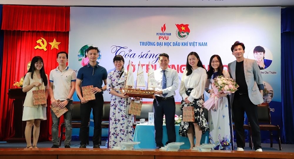 ts.phan-minh-quoc-binh-tang-hoa-va-qua-luu-niem-cam-on-ekip-22toa-sang-o-truong-dai-hoc-22.jpg