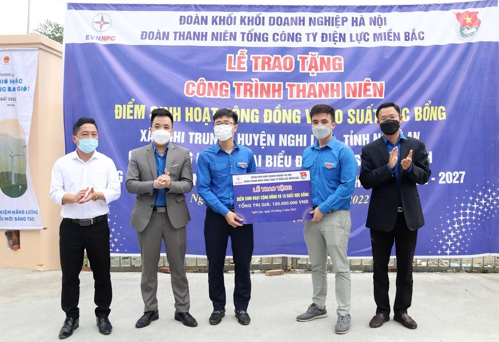 doan-thanh-nien-evnnpc-tang-bien-bieu-trung-cong-trinh-diem-sinh-hoat-cong-dong-cho-doan-thanh-nien-xa-nghi-trung-huyen-nghi-loc-tinh-nghe-an.jpg