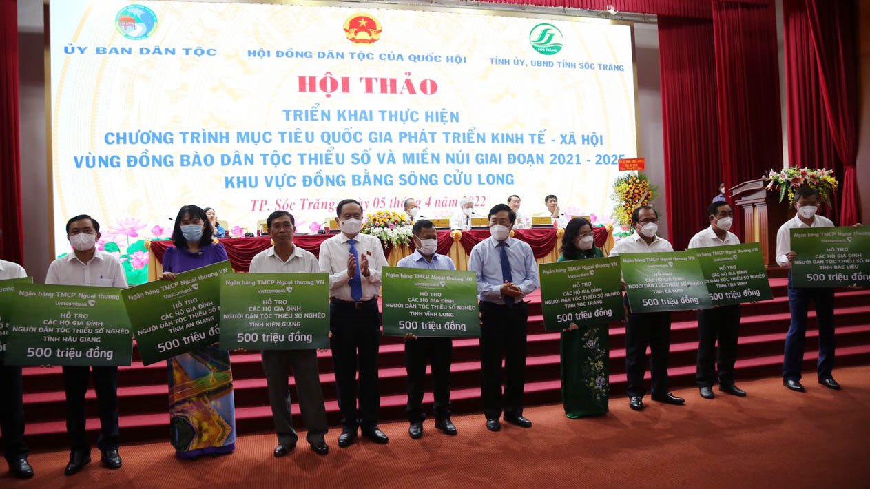 trao-qua-cho-dong-bao-dtts.jpg