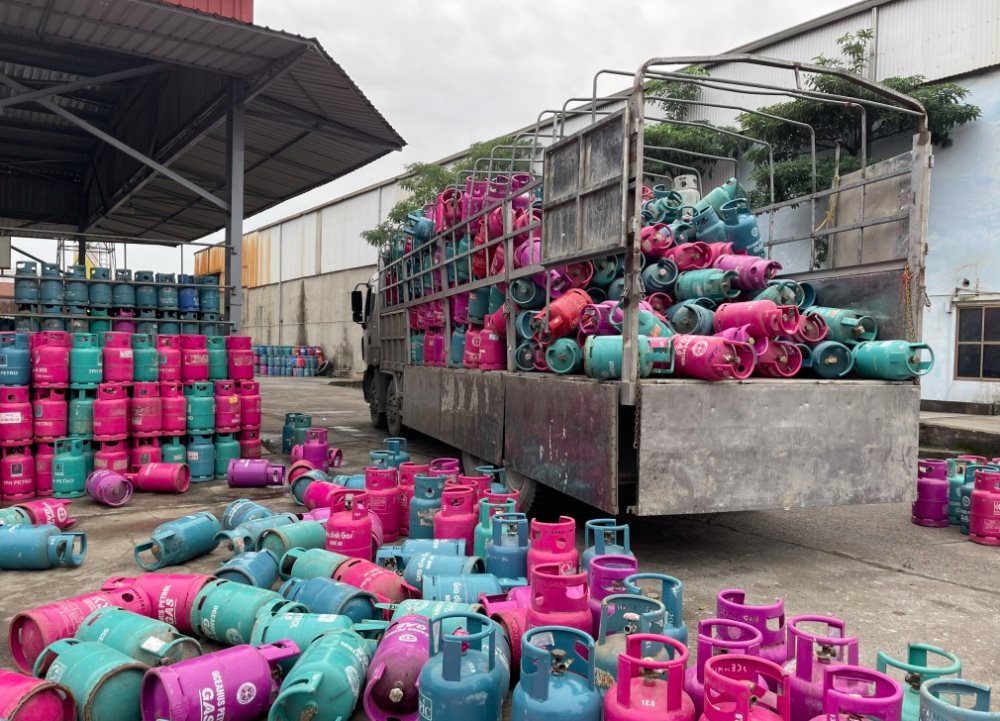 hang-chuc-nghin-vo-binh-petrovietnam-gas-tap-ket-trai-phep-tai-dong-anh-ha-noi.png