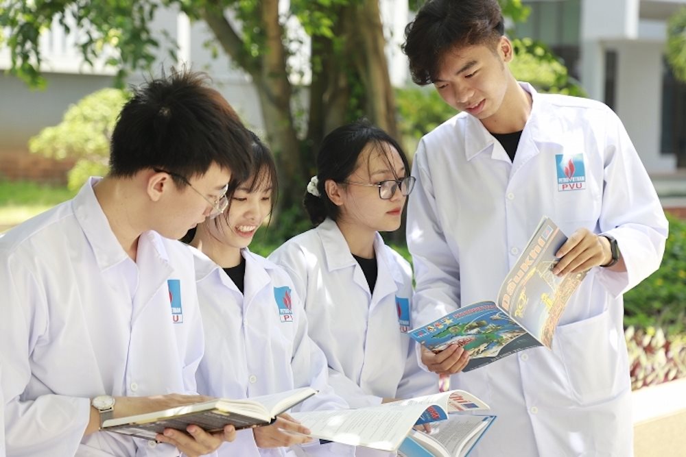 sinh-vien-truong-dai-hoc-dau-khi-viet-nam-co-co-hoi-tiep-can-tim-hieu-cac-bai-bao-khoa-hoc-chuyen-sau-cua-nganh-dau-khi.jpg