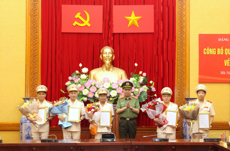 Bộ Chính trị chỉ định nhân sự tham gia Đảng ủy, Ban Thường vụ Đảng ủy Công an Trung ương - Ảnh 2. Bộ Chính trị chỉ định nhân sự tham gia Đảng ủy, Ban Thường vụ Đảng ủy Công an Trung ương - Ảnh 2.