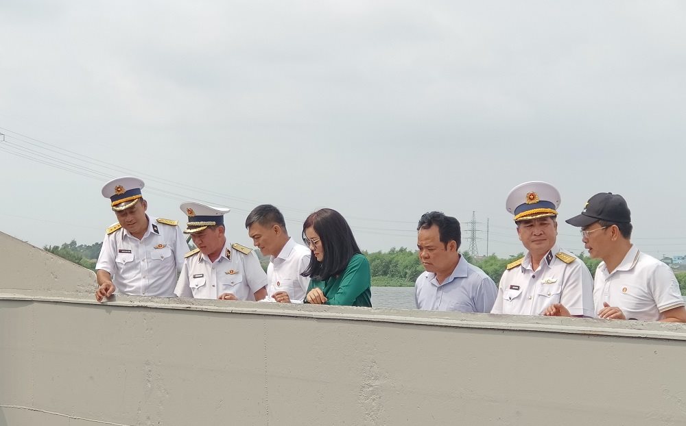 cac-dai-bieu-tham-du-chung-kien-le-xuat-nhung-bao-phan-bon-ve-voi-truong-sa.jpg