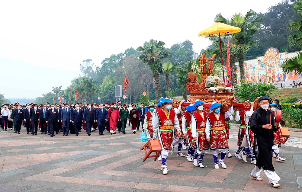 chu-tich-nuoc-nguyen-xuan-phuc-cung-lanh-dao-dang-nha-nuoc-du-le-dang-huong-tuong-niem-cac-vua-hung-tai-khu-di-tich-lich-su-quoc-gia-dac-biet-den-hung-tinh-phu-tho-.-anh-ttxvn.jpg