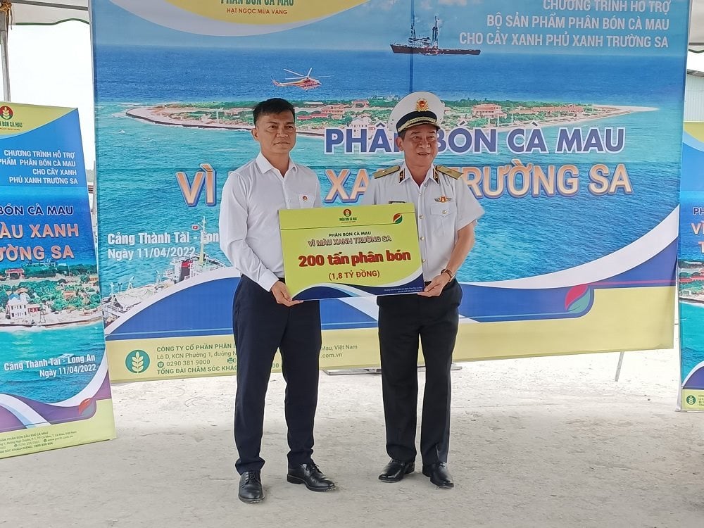 chuan-do-doc-nguyen-dinh-hung-tu-lenh-hai-quan-vung-4-nhan-bang-tuong-trung-tu-ong-van-tien-thanh-tong-giam-doc-pvcfc.jpg