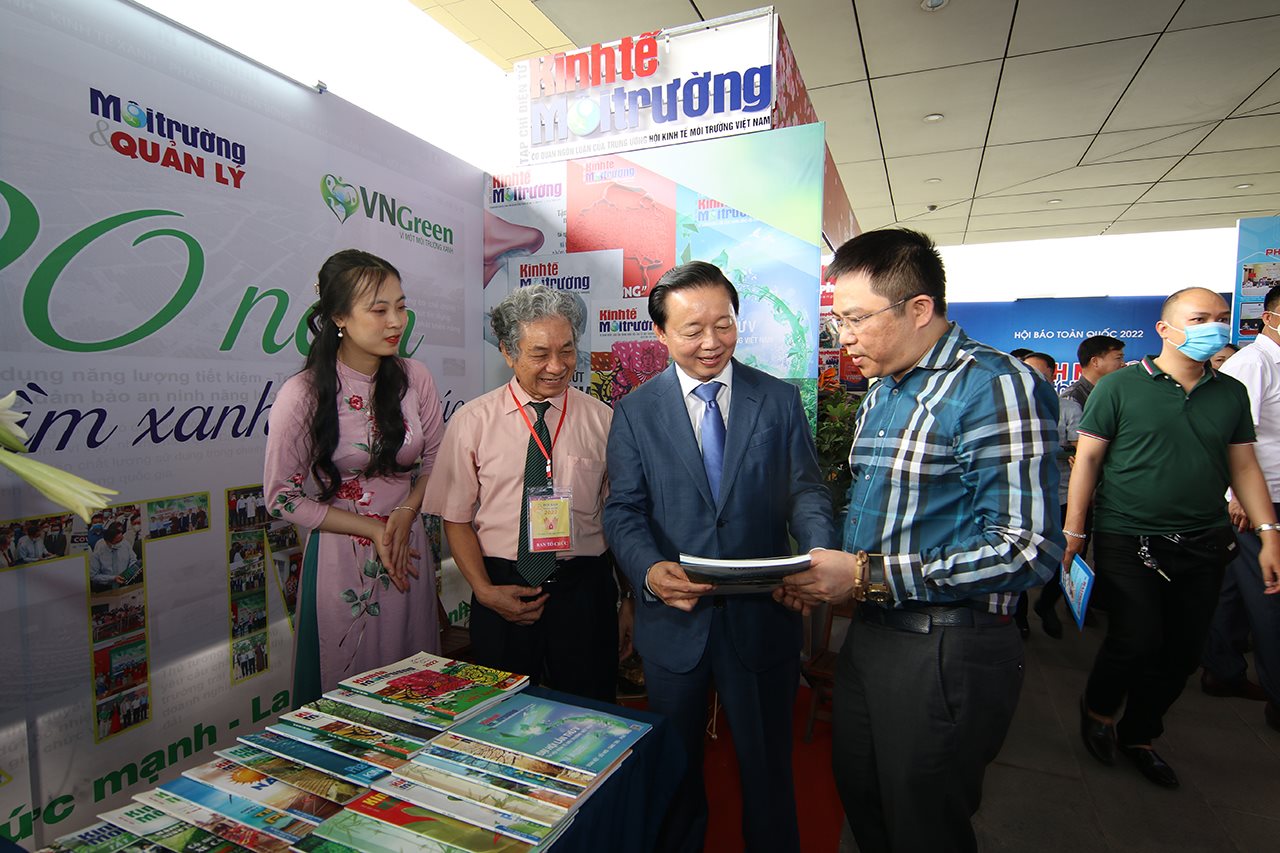 small_bo-truong-tham-gian-hang-bao-kinhtemoitruong.jpg